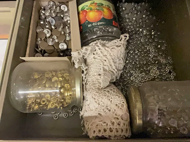 Kast met fournituren zeilmakerij benodigdheden zoals touw, ringen, klemmen, elastieken. - afbeelding 6 van  18