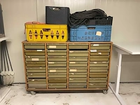 Kast met fournituren zeilmakerij benodigdheden zoals touw, ringen, klemmen, elastieken. - afbeelding 1 van  18