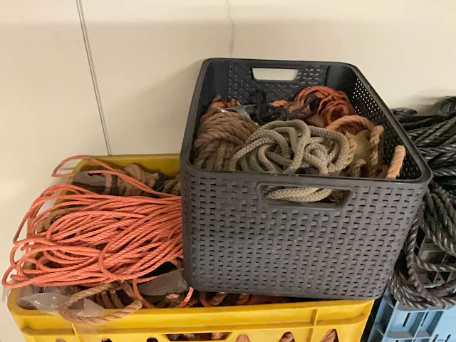 Kast met fournituren zeilmakerij benodigdheden zoals touw, ringen, klemmen, elastieken. - afbeelding 12 van  18