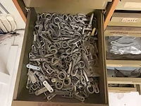 Kast met fournituren zeilmakerij benodigdheden zoals touw, ringen, klemmen, elastieken. - afbeelding 14 van  18