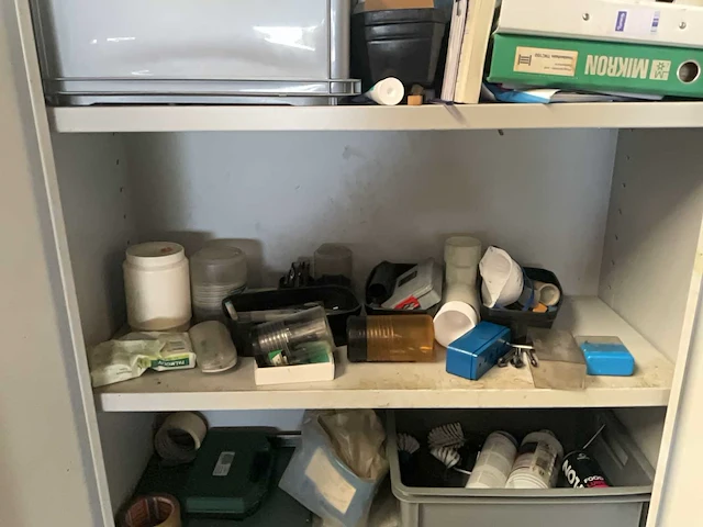 Kast met inhoud (3x) - afbeelding 6 van  16