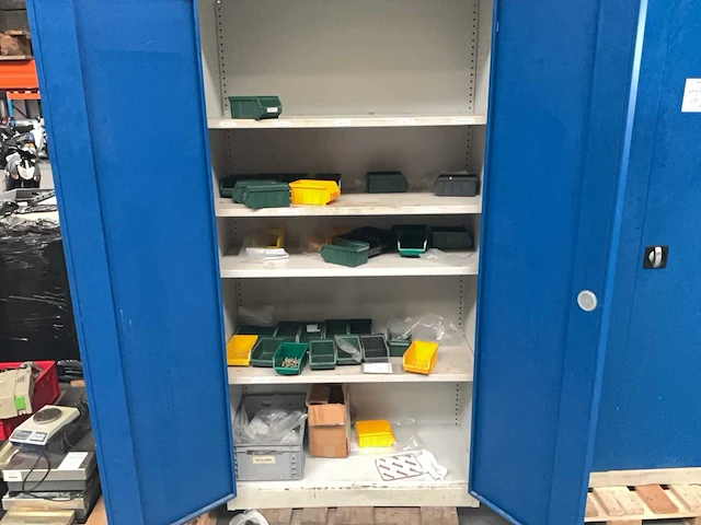 Kast met inhoud (3x) - afbeelding 9 van  16