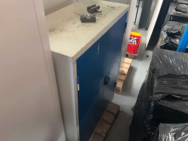 Kast met inhoud (3x) - afbeelding 10 van  16