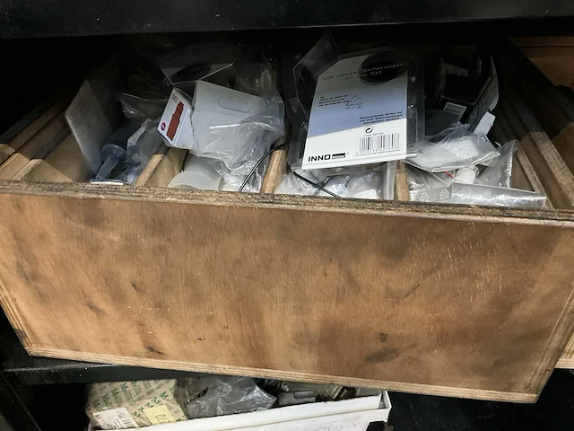 Kast met onderdelen - afbeelding 7 van  21