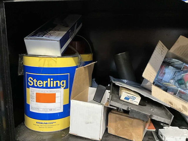 Kast met onderdelen - afbeelding 17 van  21
