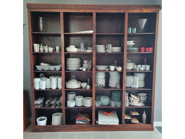 Kast met servies en glazen - afbeelding 1 van  12
