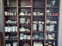 Kast met servies en glazen