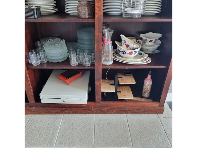 Kast met servies en glazen - afbeelding 7 van  12