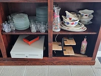 Kast met servies en glazen - afbeelding 7 van  12
