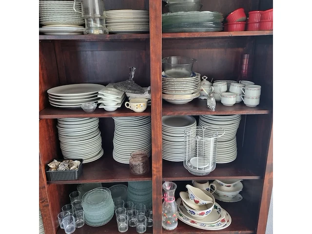 Kast met servies en glazen - afbeelding 8 van  12