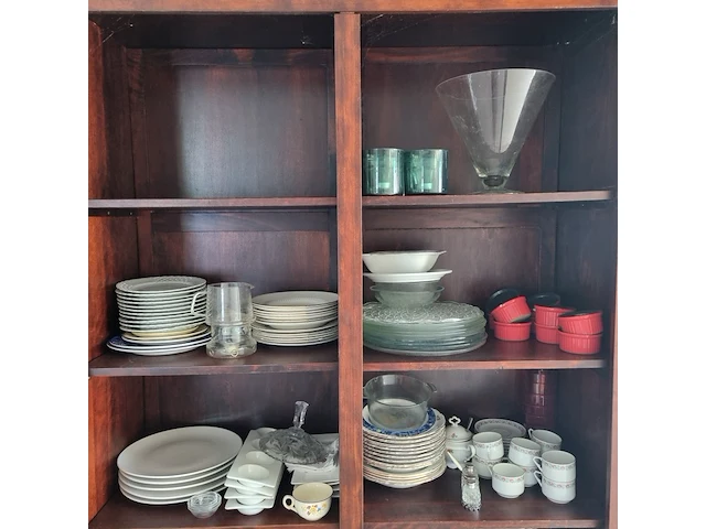 Kast met servies en glazen - afbeelding 9 van  12