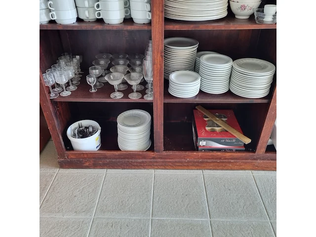 Kast met servies en glazen - afbeelding 10 van  12