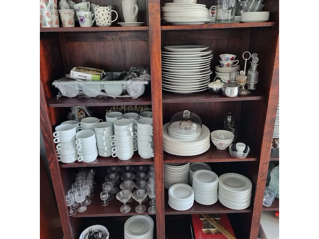 Kast met servies en glazen - afbeelding 11 van  12