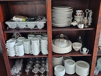 Kast met servies en glazen - afbeelding 11 van  12