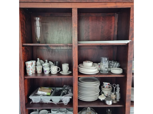Kast met servies en glazen - afbeelding 12 van  12
