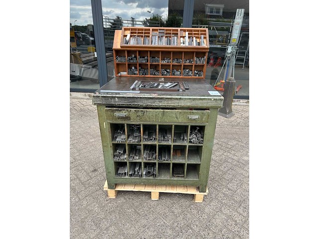 Kast met toebehoren degelstansmachine - afbeelding 2 van  5