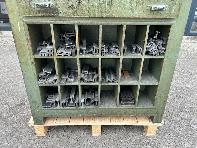 Kast met toebehoren degelstansmachine - afbeelding 3 van  5