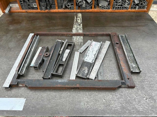 Kast met toebehoren degelstansmachine - afbeelding 4 van  5