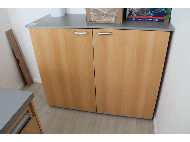 Kast met twee deuren. afmeting 125 x 48 x 100 cm - afbeelding 1 van  1