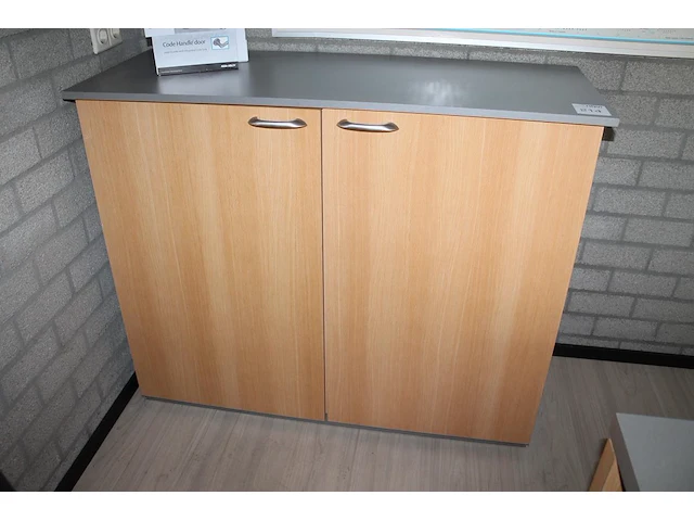 Kast met twee deuren. afmeting 125 x 48 x 100 cm - afbeelding 1 van  1