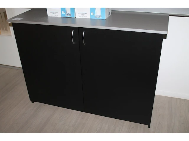 Kast met twee deuren. afmeting 125 x 55 x 90 cm - afbeelding 1 van  1