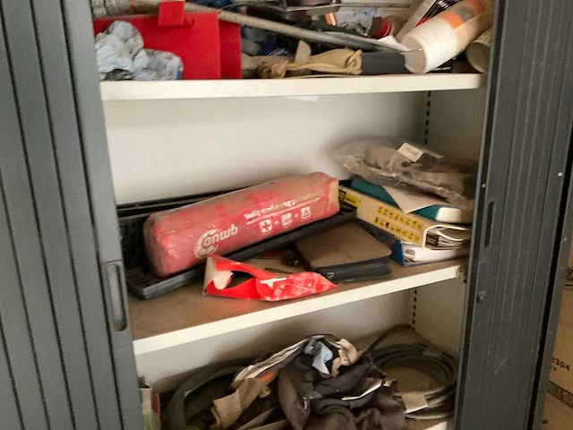 Kasten met diverse onderdelen, gereedschappen en accessoires - afbeelding 3 van  12