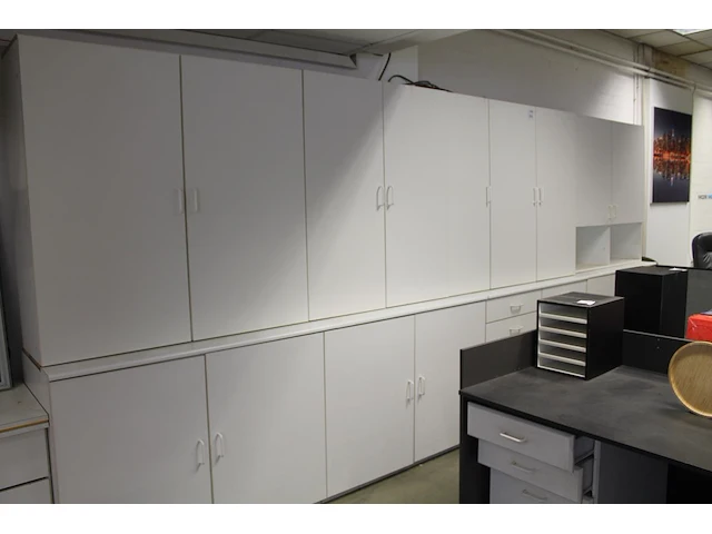 Kastenwand met 17 deuren, twee vakken en vier laden. let op! exclusief genummerde producten in kast. afmeti... - afbeelding 1 van  3