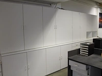 Kastenwand met 17 deuren, twee vakken en vier laden. let op! exclusief genummerde producten in kast. afmeti... - afbeelding 1 van  3