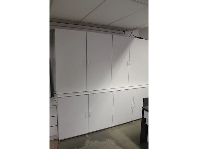 Kastenwand met 17 deuren, twee vakken en vier laden. let op! exclusief genummerde producten in kast. afmeti... - afbeelding 2 van  3