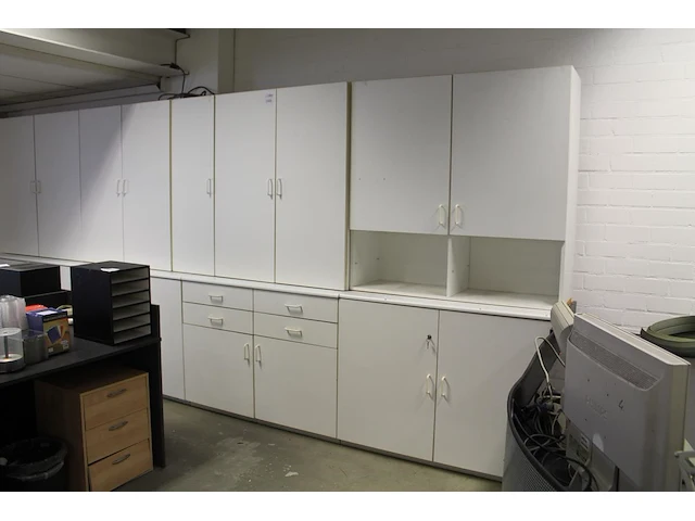 Kastenwand met 17 deuren, twee vakken en vier laden. let op! exclusief genummerde producten in kast. afmeti... - afbeelding 3 van  3