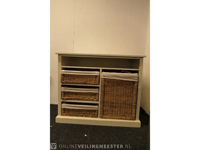 Kastje met rieten manden - afbeelding 1 van  9