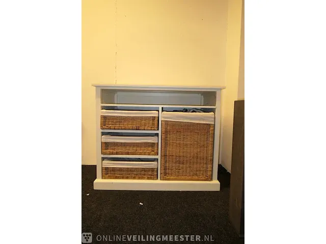 Kastje met rieten manden - afbeelding 2 van  9
