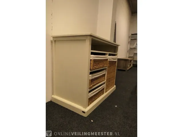 Kastje met rieten manden - afbeelding 3 van  9