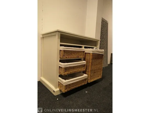 Kastje met rieten manden - afbeelding 4 van  9