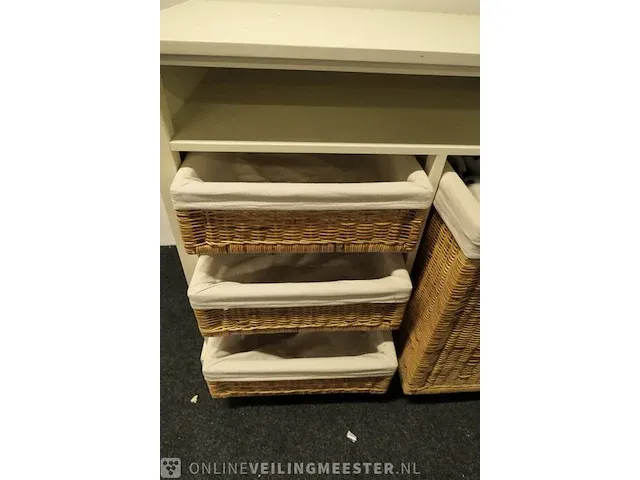 Kastje met rieten manden - afbeelding 5 van  9