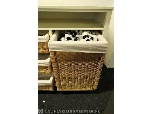 Kastje met rieten manden - afbeelding 6 van  9