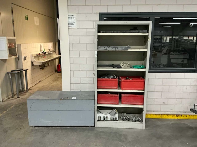 Kast/kist met onderdelen - afbeelding 1 van  14