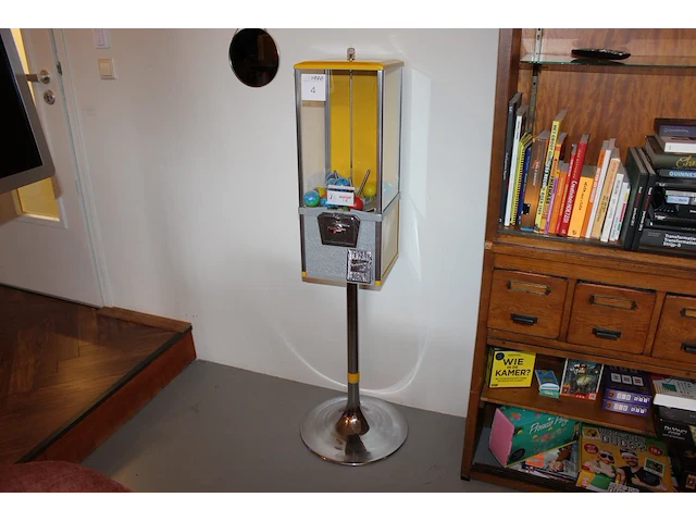 Kauwgomballenautomaat north western met euro inworp. hoogte 131 cm. sleutel aanwezig. - afbeelding 1 van  4
