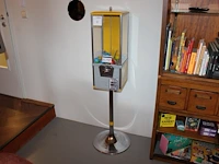 Kauwgomballenautomaat north western met euro inworp. hoogte 131 cm. sleutel aanwezig.