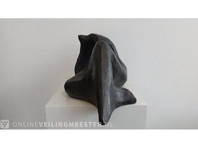 Keramiek object "op elleboog rustende man" - afbeelding 2 van  5