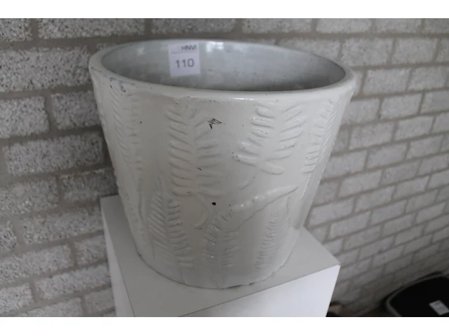 Keramieken bloempot met doorsnede 44 cm, hoogte 37 cm en hydrokorrels. - afbeelding 1 van  1