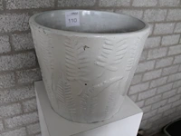 Keramieken bloempot met doorsnede 44 cm, hoogte 37 cm en hydrokorrels. - afbeelding 1 van  1