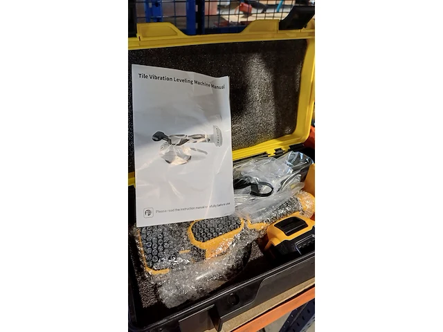 Keramiek/tegel legger op accu, sanderz, 2025 - afbeelding 1 van  2