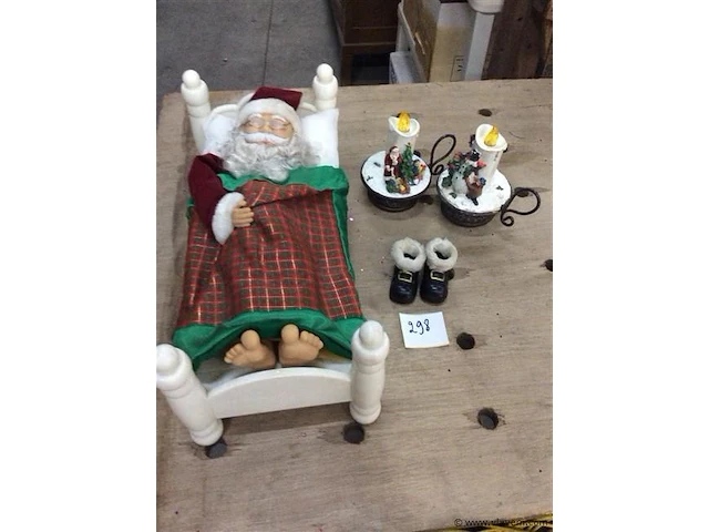 Kerst items kerstman in bed ( met batterij ) - afbeelding 1 van  4