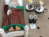 Kerst items kerstman in bed ( met batterij ) - afbeelding 1 van  4