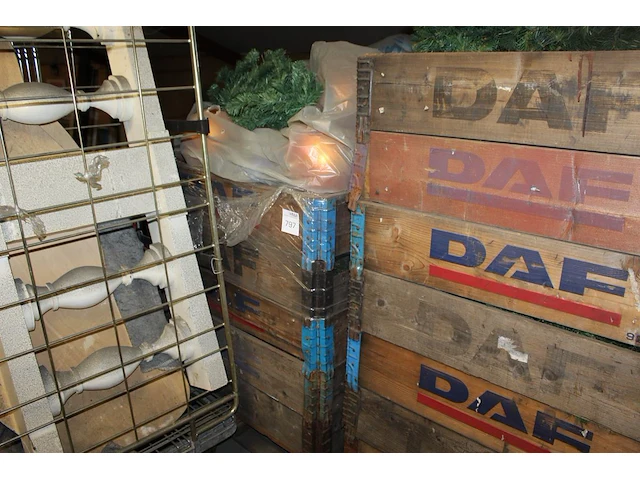 Kerstartikelen in twee palletboxen waaronder ballen en bomen. - afbeelding 1 van  2