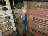 Kerstartikelen in twee palletboxen waaronder ballen en bomen. - afbeelding 1 van  2