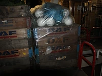 Kerstartikelen in twee palletboxen waaronder ballen en bomen. - afbeelding 2 van  2