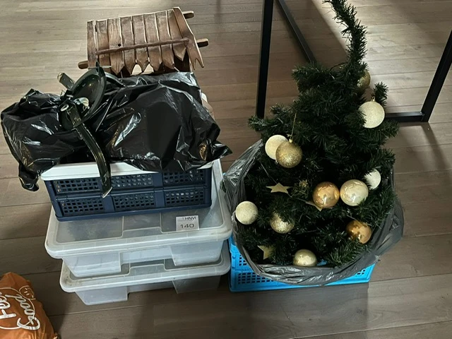 Kerstattributen w.o. 2 kerstbomen en kerststal - afbeelding 1 van  2