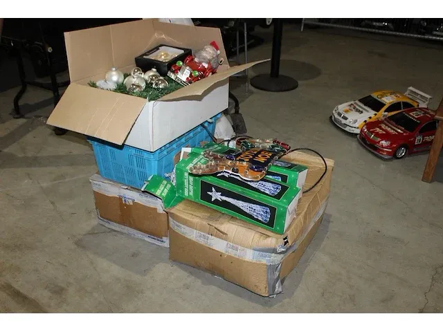 Kerstproducten in drie dozen en krat - afbeelding 1 van  2
